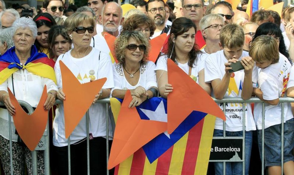 Manifestación Via Lliure convocada por las plataformas independentistas en la avenida Meridiana de Barcelona. Las mujeres sujetan cartulinas con formas similares a las del puntero de un ratón de ordenador. EFE/ Andreu Dalmau.