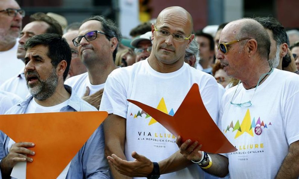 De iz. a der., Jordi Sanchez, Raul Romeva y Lluis Llach, en la manifestación con motivo de la Diada de Cataluña, hoy, en la calle Meridiana de Barcelona. La movilización, bautizada como la 'Vía Libre a la República Catalana" y organizada por la Asamblea