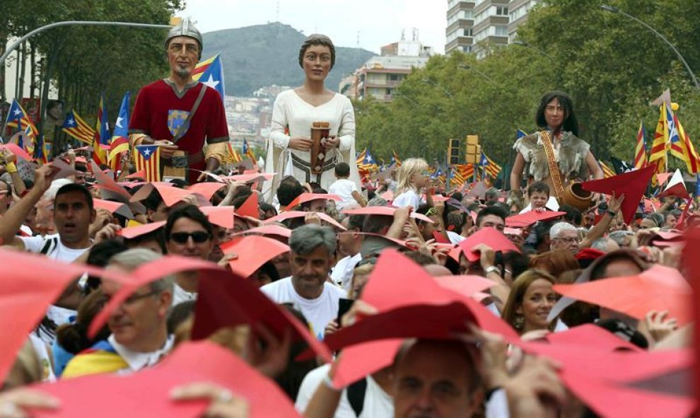 Manifestantes en la Meridiana de Barcelona donde esta tarde se está celebrando la manifestación con motivo de la Diada. EFE/Toni Albirr