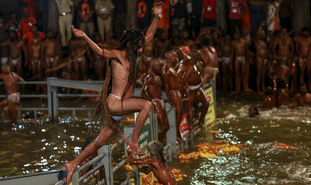 Un Naga Sadhu -o santo hindú- saltando en un estanque sagrado durante una fiesta en Trimbakeshwar. REUTERS