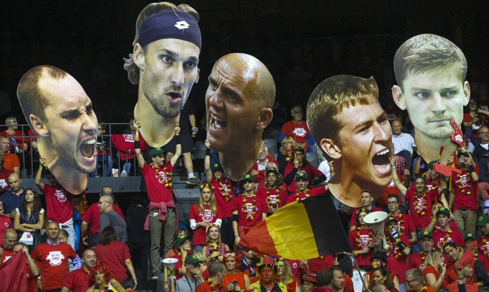 Aficionados sostienen retratos gigantes del equipo belga en la Copa Davis. REUTERS
