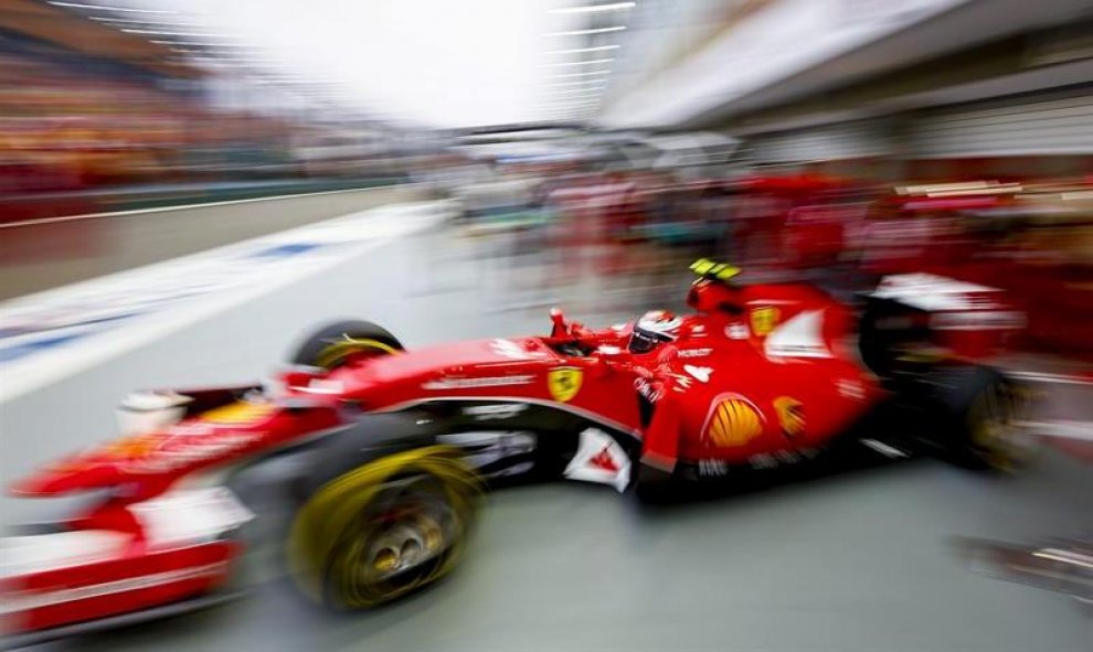 El finlandés de la escudería Ferrari de Fórmula Uno, Kimi Raikkonen, pilota su monoplaza durante la primera sesión de entrenamientos libres del Gran Premio de Singapur. EFE/Diego Azubel