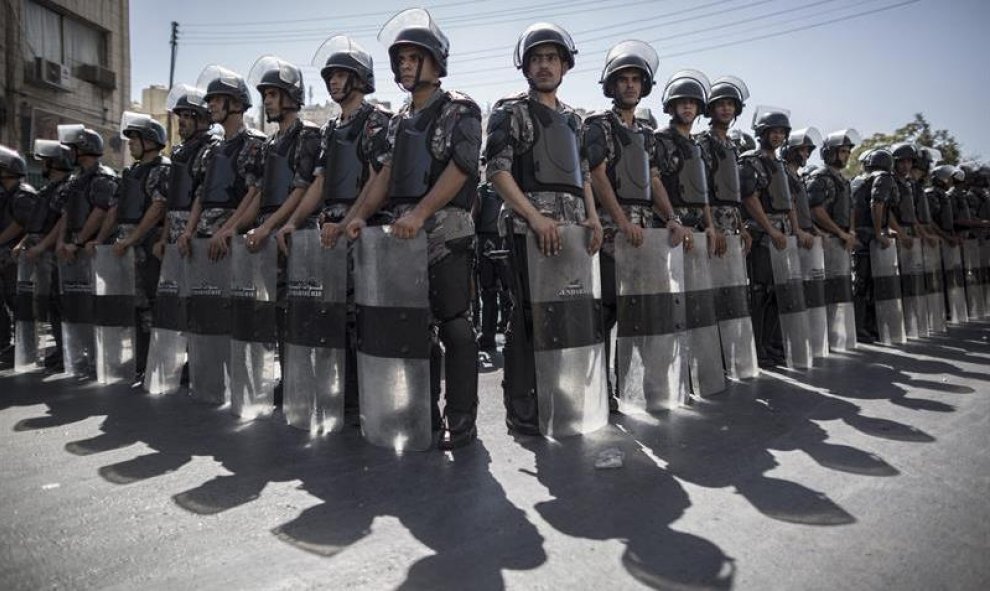 Cientos de policías vigilan la manifestación en contra del gobierno de Israel después del rezo del viernes en Ammán, Jordania. EFE/Oliver Weiken