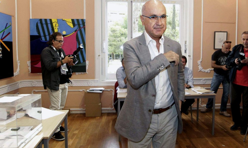 El líder de UDC, Josep Antoni Duran Lleida, tras depositar su voto para las elecciones catalanas del 27-S en su colegio electoral situado en el Centre Cívic Casal de Sarrià de Barcelona. EFE/Marta Pérez