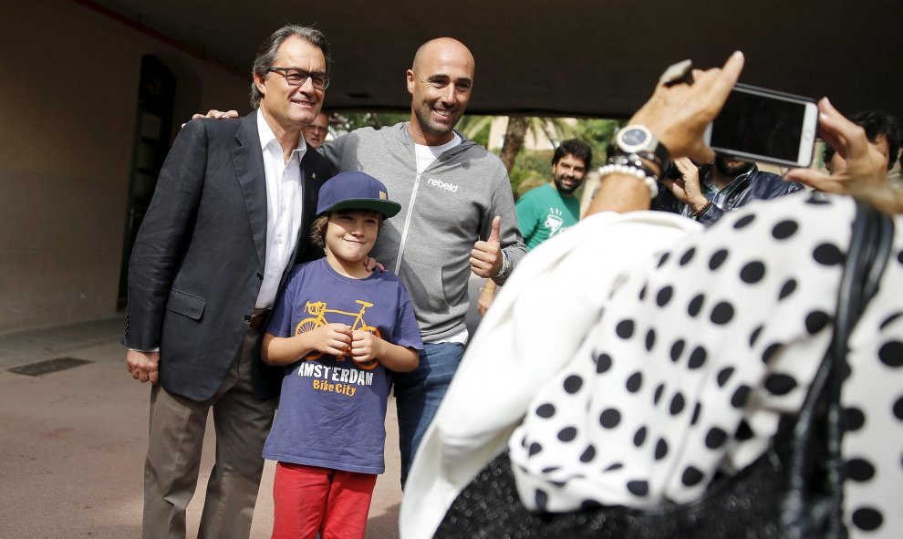 Helena Rakosnik, la esposa del president Artur Mas toma una foto de su marido con unos simpatizantes, a la salida del colegio electoral tras depositar su voto en las elecciones autonómicas del 27-S. REUTERS/Andrea Comas