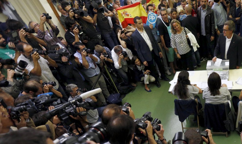 El presidente de la Generalitat, Artur Mas, con su esposa, vota en su colegio electoral en Barcelona. REUTERS/Sergio Perez