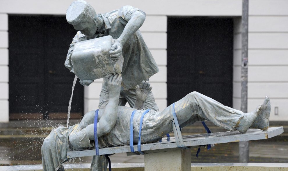 Instalación artística temporal titulada "Fuente contra la tortura" montada en Bremen (Alemania). La obra es del vienés Erik Tannhäuser y evoca la técnica del ahogamiento. La fuente deja de rociar agua cuando se tira un euro a una caja colocada para ese pr