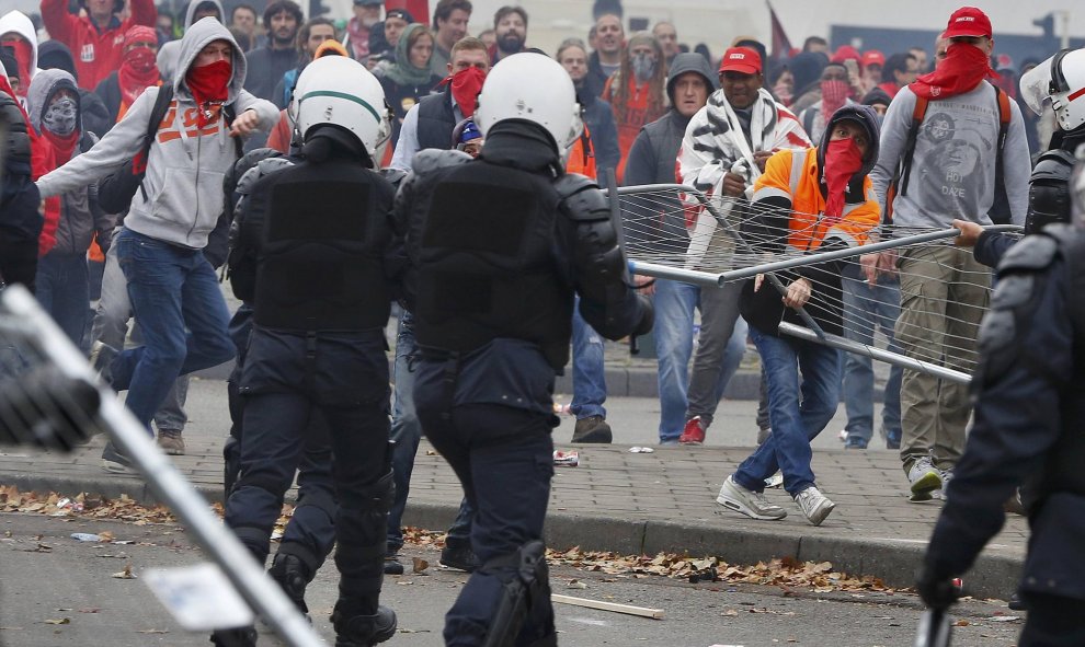Manifestantes y policías disturbios se enfrentan durante una manifestación contra los recortes del Gobierno belga en Bruselas.- REUTERS/Yves Herman