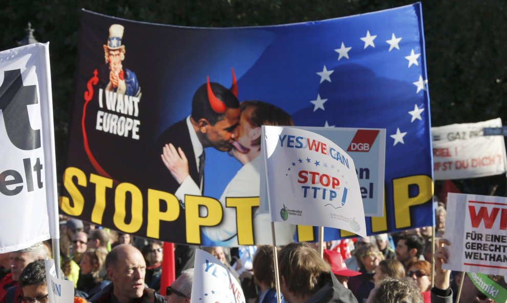 Algunas de las pancartas de la marcha en Berlín contra el TTIP. REUTERS/Fabrizio Bensch