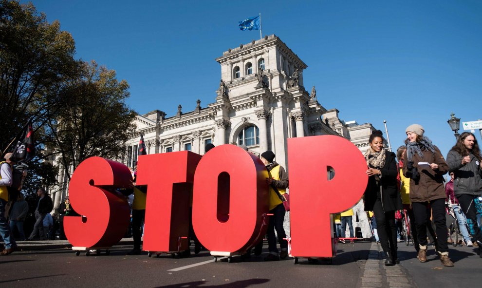 Los manifestantes llevan grandes letras rojas que forman la palabra 'STOP' durante una manifestación contra el TTIP en Berlín.EFE/EPA/GREGOR FISCHER