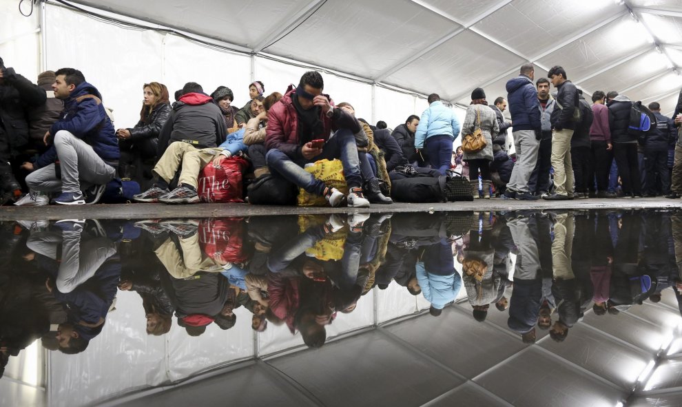 Refugiados esperan a las puertas de la Oficina de Sanidad y Asuntos Sociales bajo una carpa instalada para protegerles del frío en Berlín. EFE/Kay Nietfeld