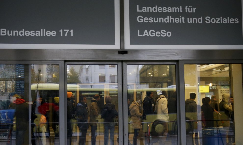 Cola de refugiados en la sala de espera de la Oficina de Sanidad y Asuntos Sociales, en Berlín, para iniciar su proceso deregistro. REUTERS/Fabrizio Bensch