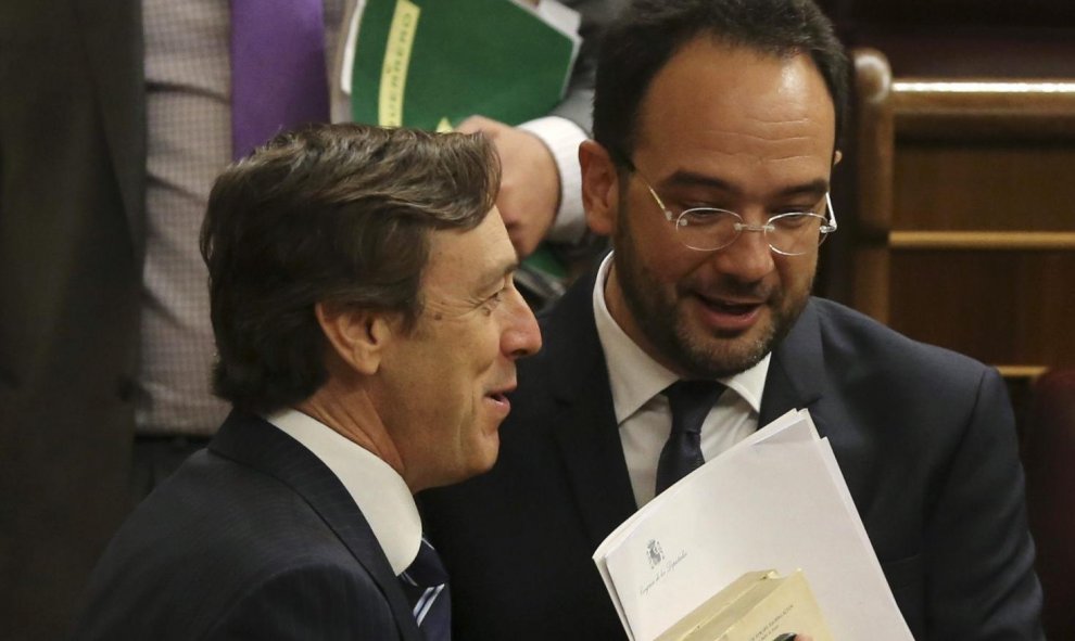 Los portavoces en el Congreso de los Diputados del PP, Rafael Hernando, y del PSOE, Antonio Hernando, conversan tras la última sesión de control al Gobierno con la que la Cámara Baja ha puesto fin a la X legislatura. EFE/Ballesteros