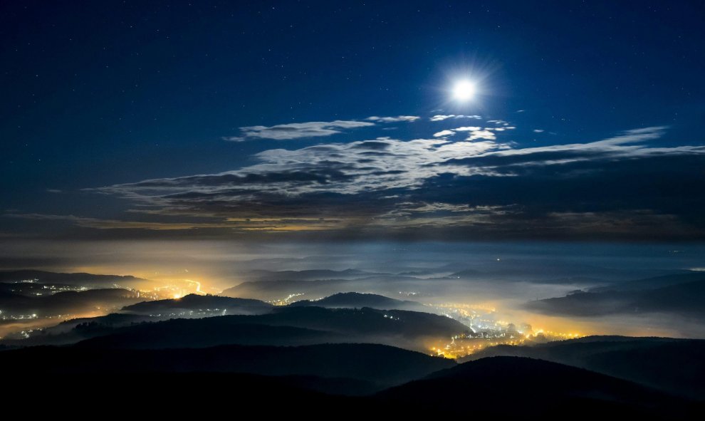 La luna brilla por encima del manto de nubes que se cierne sobre un paraje montañoso cercano a Salgotarjan, a unos 100 km al noreste de Budapest (Hungría). EFE/Peter Komka