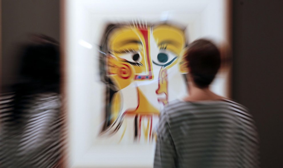 Dos mujeres observan el grabado 'Retrato estilizado de Jacqueline', 1962, de Pablo Picasso,que forma parte de la exposición organizada por la Fundación Bancaja, que reúne mas de 200 obras del artista malagueño, entre grabados, óleos y fotografías. EFE/Man