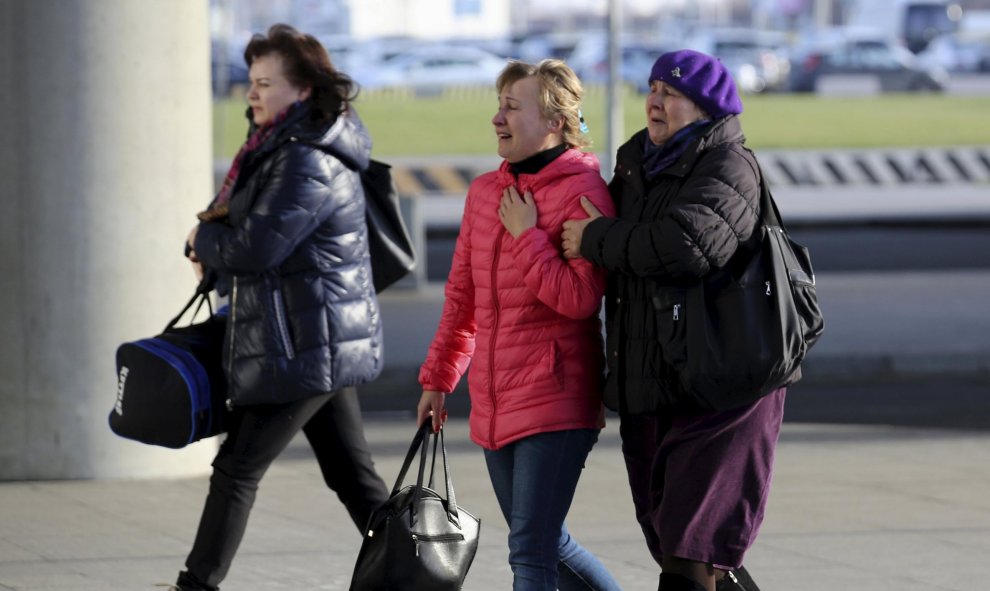 Familiares llegan al aeropuerto de Pulkovo en San Petersburgo, Rusia, 31 de octubre de 2015. REUTERS / Peter Kovalev