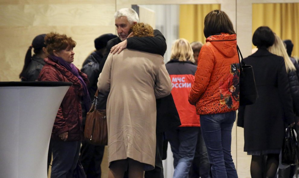 Familiares de las víctimas del avión ruso siniestrado en Egipto esperan noticias en un hotel cercano a Pulkovo, en Rusia. /REUTERS