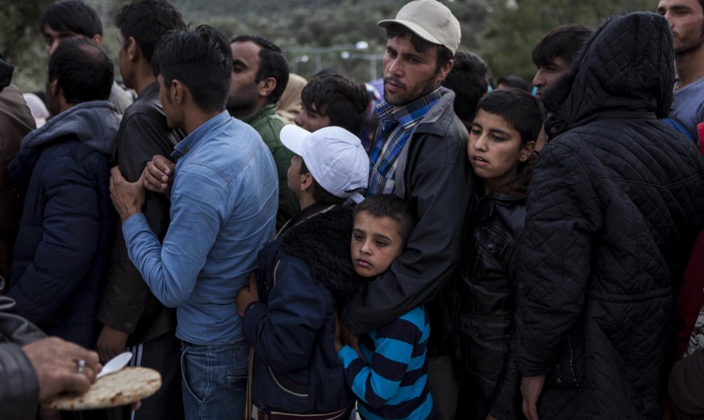 Cientos de refugiados hacen cola para recoger su única comida del día en el campo de refugiados de Kara Tepe, en Lesbos, Grecia.- JAVI JULIO/ NERVIO FOTO