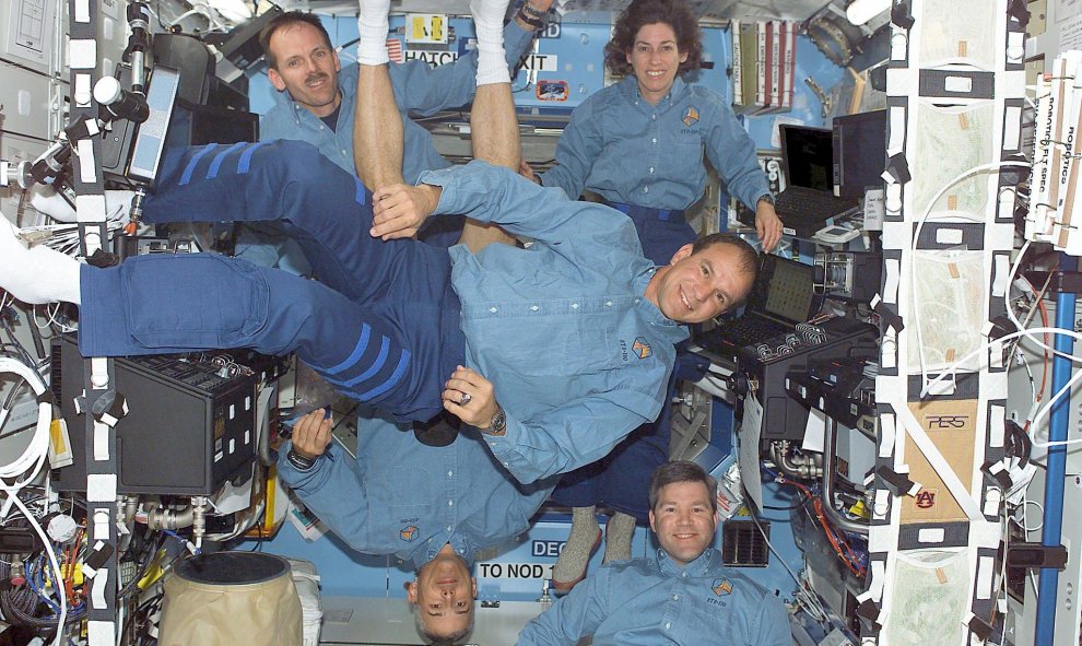 Los astronautas Michael J. Bloomfield, Stephen N. Frick, Steven L. Smith, Ellen Ochoa, y Lee ME Morin, en el laboratorio de la Estación Espacial internacional, el 13 de abril de 2002. REUTERS / NASA