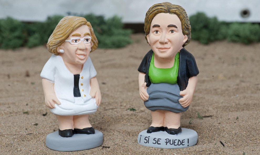 Las alcaldesas de Madrid, Manuela Carmena, y de Baercelona, Ada Colau entre los personajes  que inspiran cada año las figuras típicas del pesebre catalán conocidas como 'caganers'. EFE/Robin Townsend