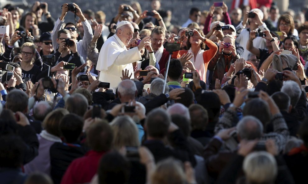 El Papa Francisco saluda al llegar a la Plaza de San Pedro en el Vaticano, 4 de noviembre de 2015. REUTERS / Alessandro Bianchi