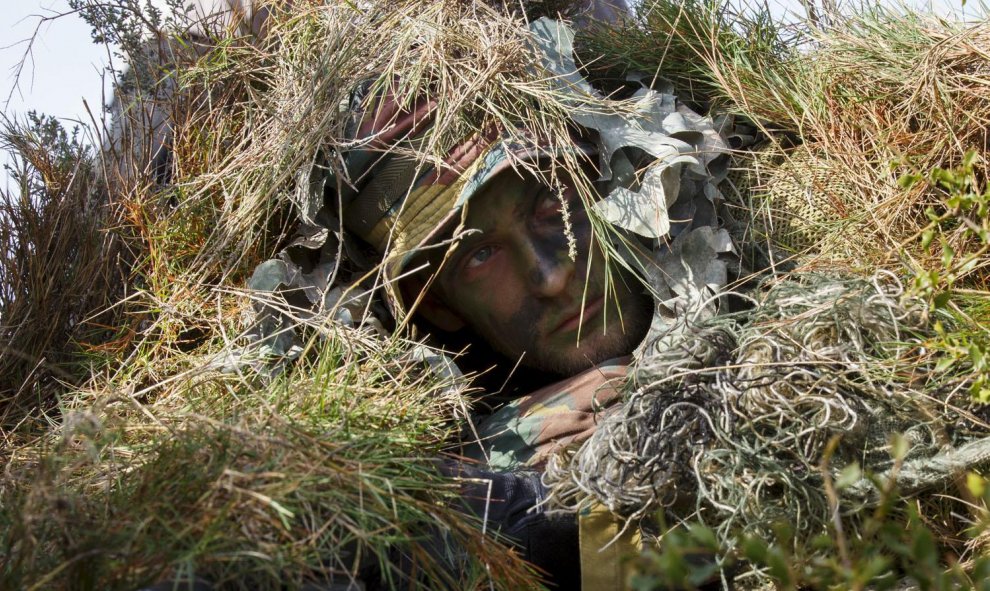 Un soldado de la OTAN de Francia participa en Ejercicio Trident Coyuntura 2015, el mayor ejercicio militar de la OTAN conjunta y combinada en más de una década, en los campos de entrenamiento de San Gregorio de Zaragoza, España, 4 de noviembre de 2015. RE