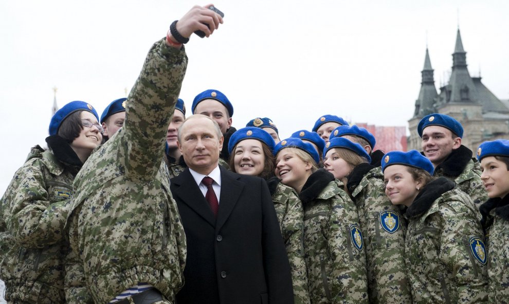 El presidente ruso, Vladimir Putin posa para un selfie con miembros de la juventud del club patriótico militar "Vympel" (El Banderín) durante una ceremonia de colocación de flores en un monumento de Minin y Pozharsky. Rusia celebra el Día de Unidad Nacion