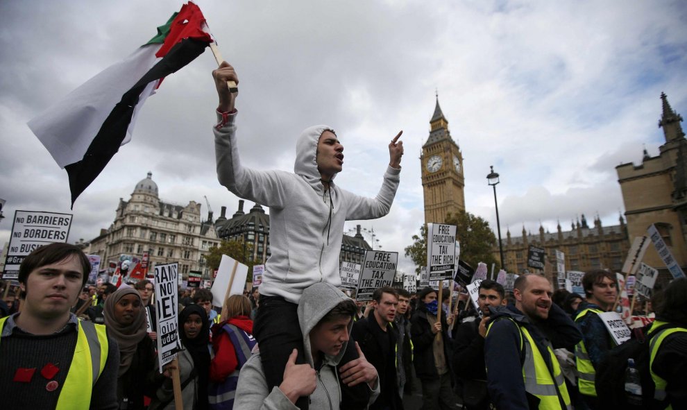 Estudiantes británicos se manifiestan en contra de los recortes en becas educativas en Londres, Reino Unido. REUTERS/Peter Nicholls