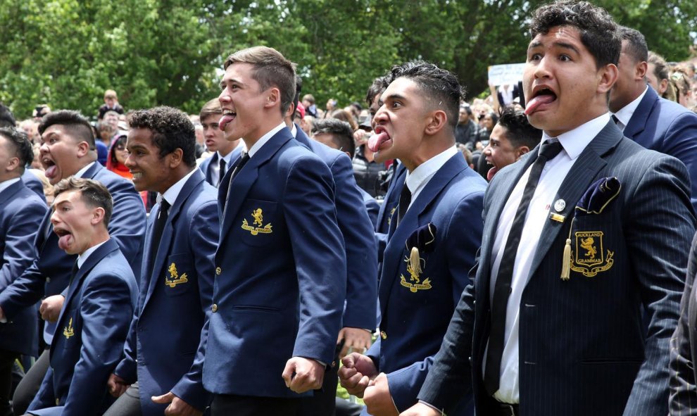 Los estudiantes realizan una 'Hakka' del equipo de Nueva Zelanda, All Blacks, después de su llegada a acto de bienvenida oficial para el equipo en Auckland, el 4 de noviembre de 2015, tras su victoria de la Copa Mundial de Rugby contra Australia. AFP/Mich