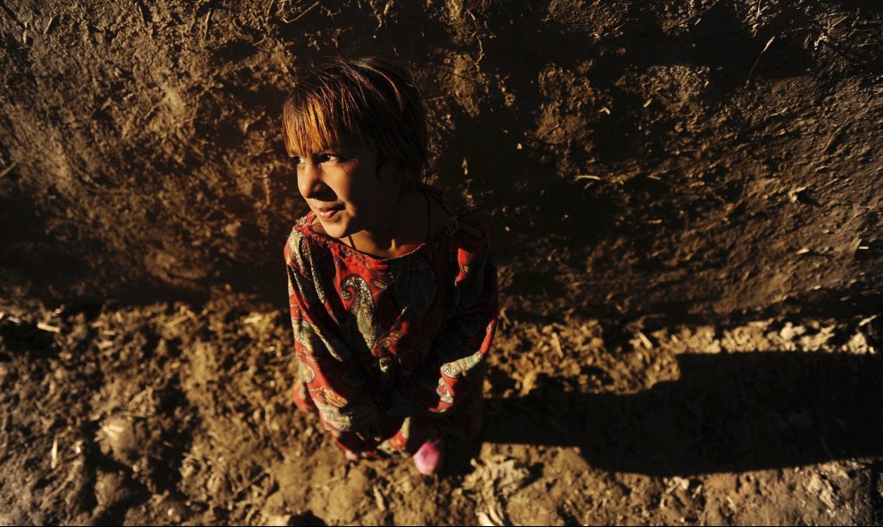 Una niña permanece cerca de su refugio en el campamento de desplazados internos en las afueras de Kabul, Afganistán, hoy 4 de noviembre de 2015. EFE/Hedayatullah Amid