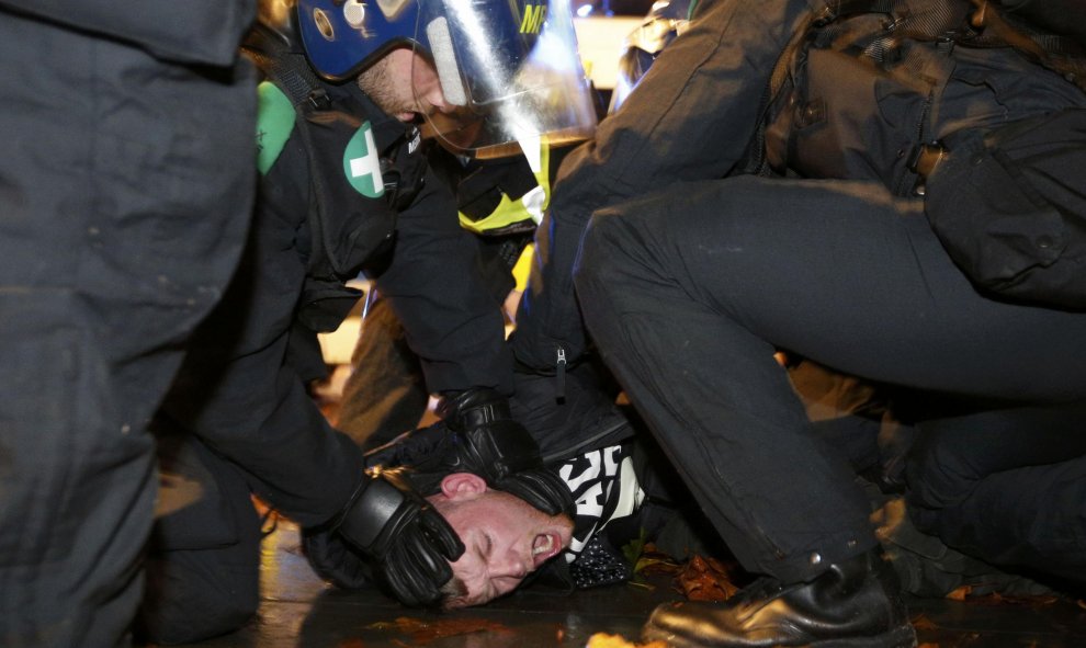 Detienen a un partidario del grupo activista Anonymous en la protesta en Londres, Gran Bretaña 5 de noviembre de 2015. Miles de manifestantes participaron en la marcha 'Million Mask' en la capital el jueves . REUTERS / Stefan Wermuth