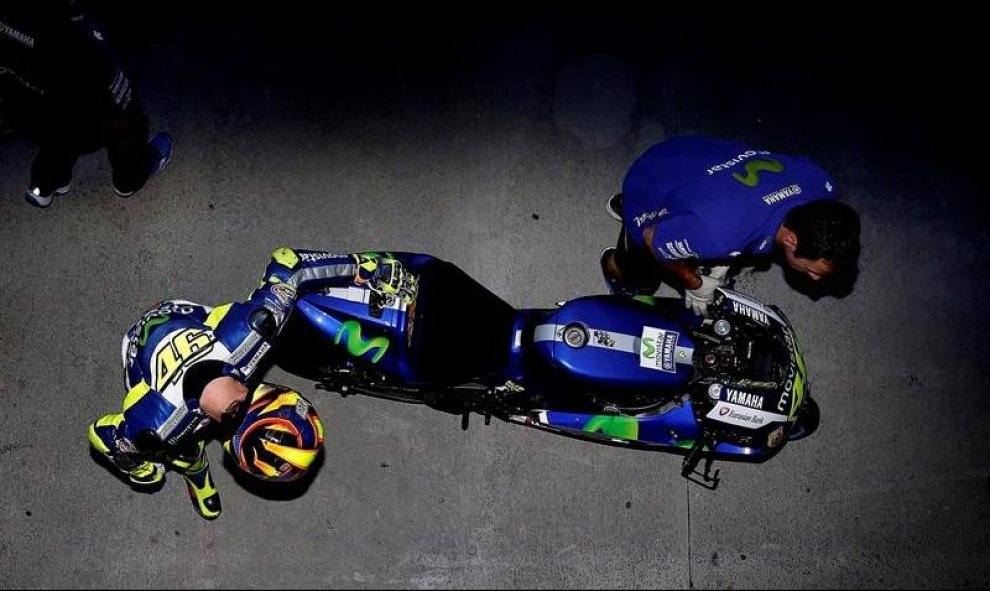 Valentino Rossi en la primera sesión de entrenamientos libres en el Circuit de Valencia. EFE