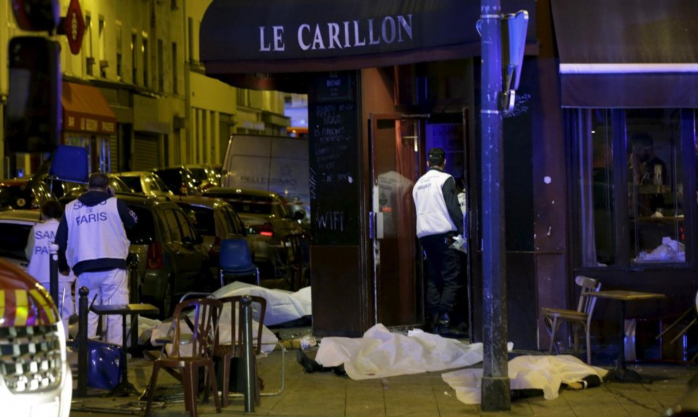 Varios cadáveres en la puerta de uno de los locales atacados por hombres armados con rifles Kalashnikov-REUTERS/Philippe Wojazer