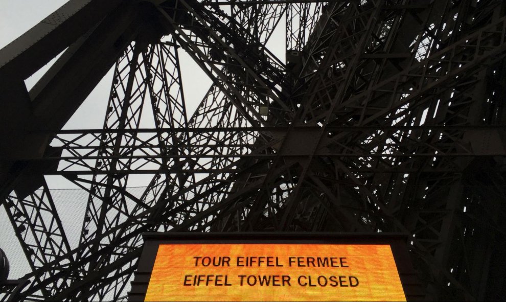 Un cartel anuncia que la Torre Eiffel se cierra en París el día después de los atentados.-  REUTERS / Reinhard Krause