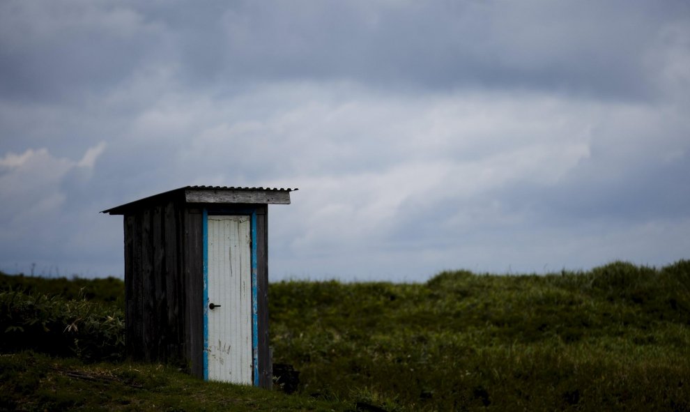 Una cabina con inodoro en medio del campo en la isla de Kunashir, del archipiélago de las Kuriles (Rusia). REUTERS / Thomas Peter