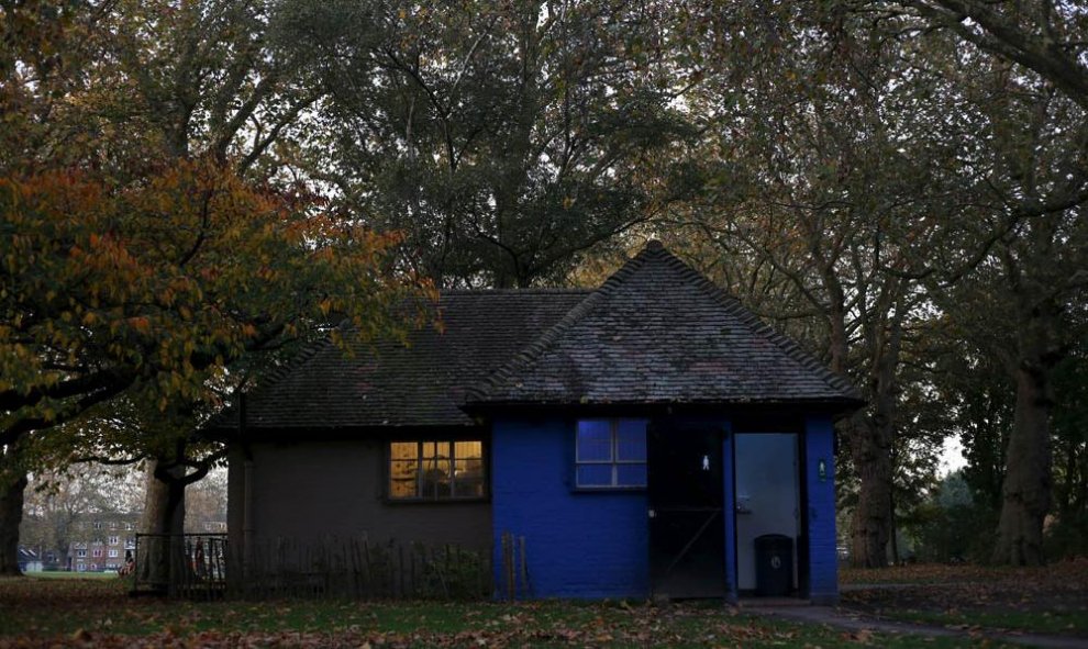 Un baño público en London Fields, al este de la capital británica. REUTERS / Marika Kochiashvili