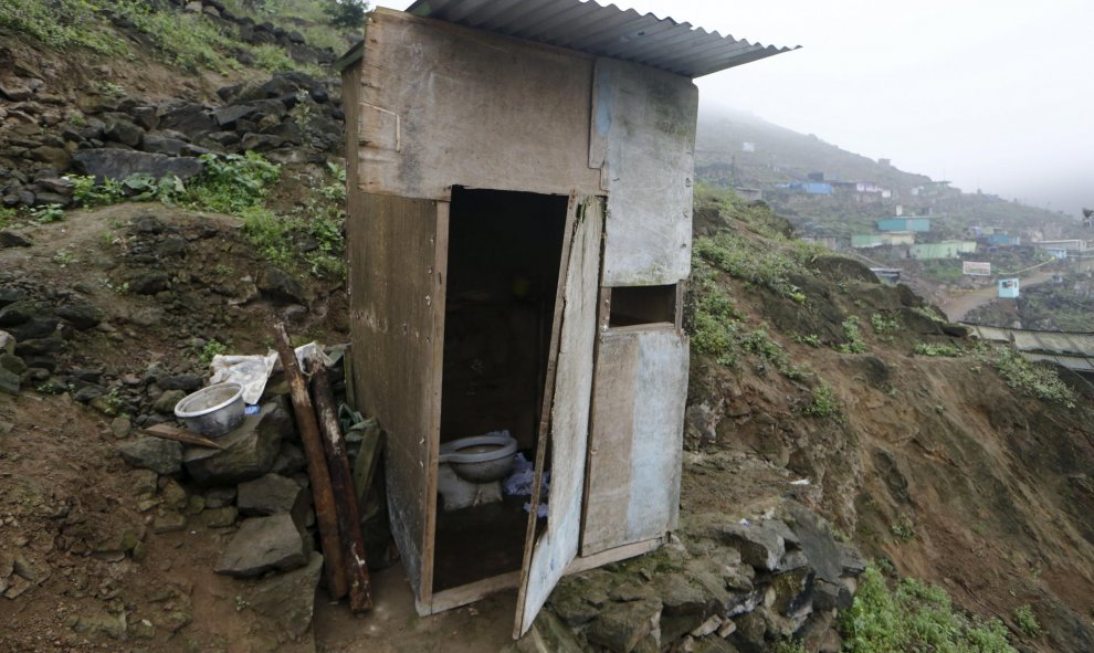 Un inodoro fuera de la casa de una familia en Villa Lourdes, en las afueras de Lima (Perú). REUTERS / Mariana Bazo