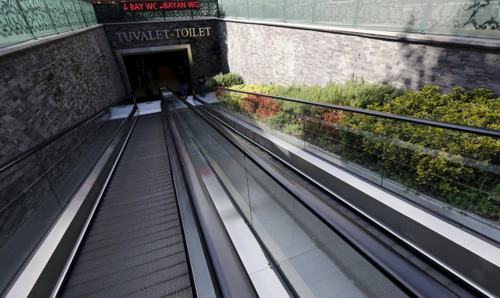 Las escaleras mecánicas de entrada a un baño público en Estambul (Turquía). REUTERS / Murad Sezer