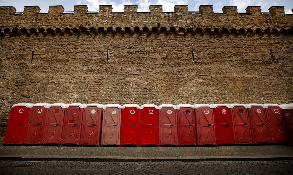Aseos portátiles alieados junto a una muralla en el centro de Roma (Italia). REUTERS / Tony Gentile