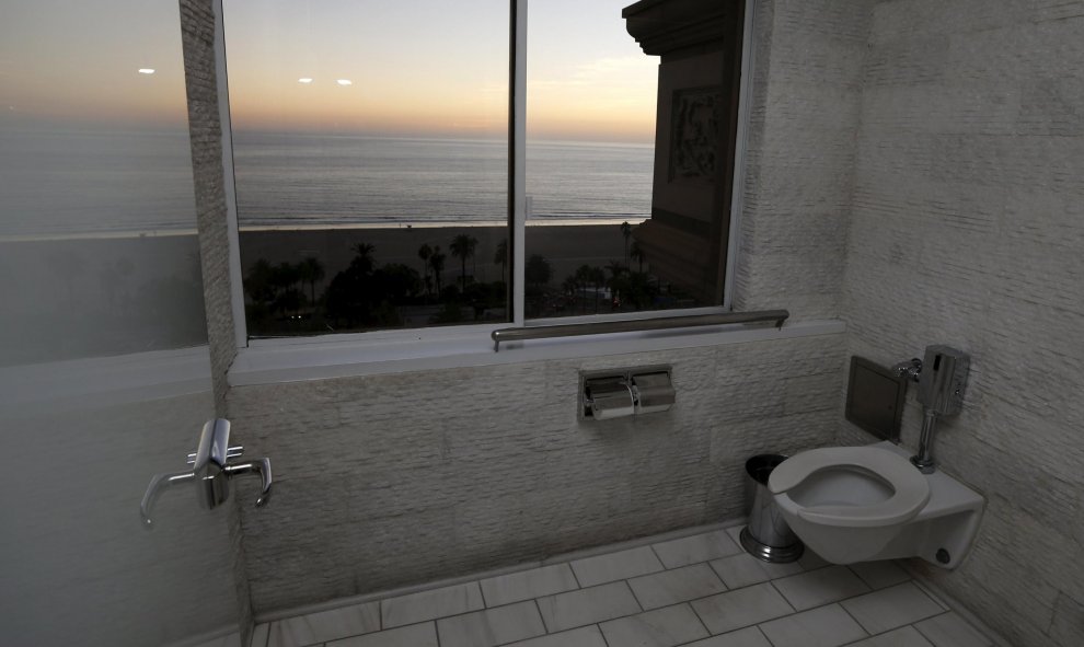 Un inodoro con vistas al Océano Pacífico, en una habitación del Hotal Huntley, en la ciudad californiana de Santa Monica (EEUU). REUTERS / Lucy Nicholson