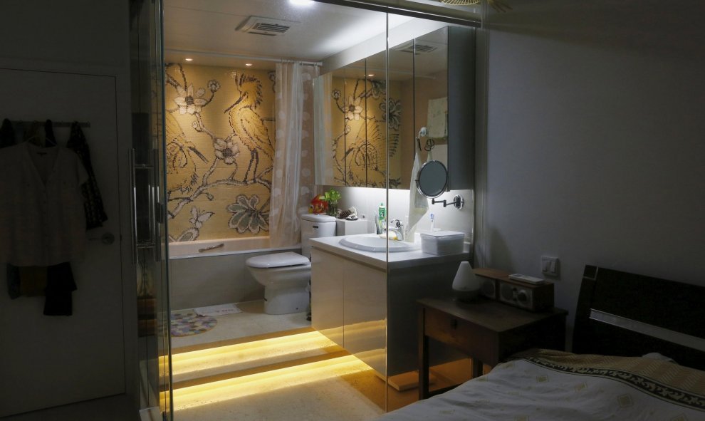 El cuarto del baño dentro del dormitorio principal en una vivienda en Hong Kong (China). REUTERS / Bobby Yip