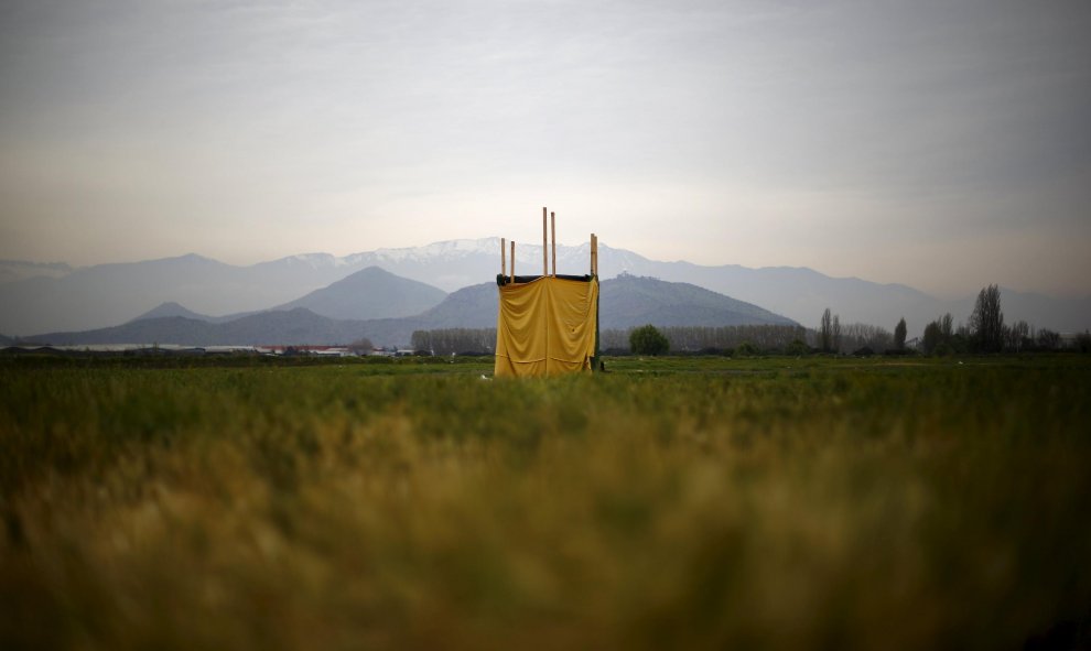 Un inodoro en medio de un campo vacío en las afueras de Santiago de Chile (Chile). REUTERS / Ivan Alvarado