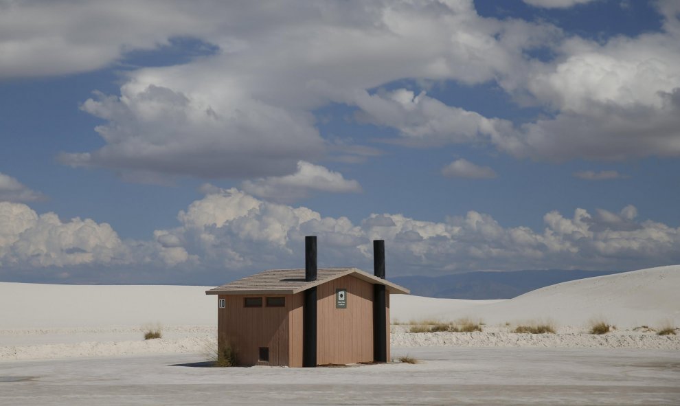 Un bloque de urinarios en el parque nacional White Sands, cerca de Alamogordo, Nuevo México (EEUU). REUTERS / Shannon Stapleton