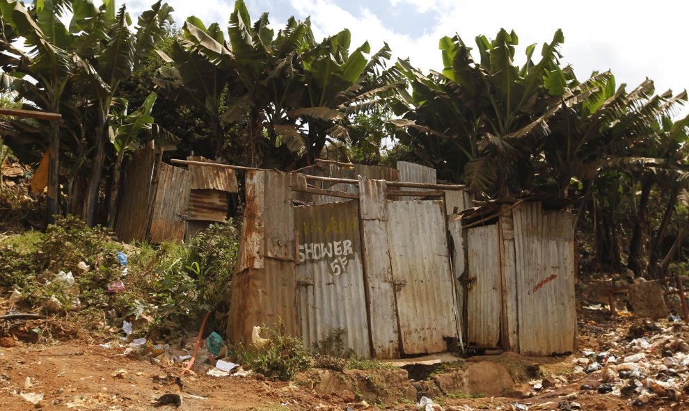 Un baño público de chapas de metal oxidado en el barrio marginal de Kibera, en Nairobi (Kenia). REUTERS / Thomas Mukoya