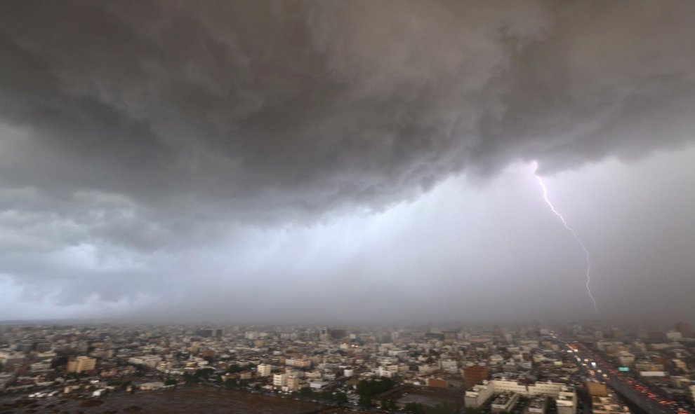 Relámpagos sobre el cielo de Jeddah, Arabia Saudí. REUTERS/Mohamed Al Hwaity