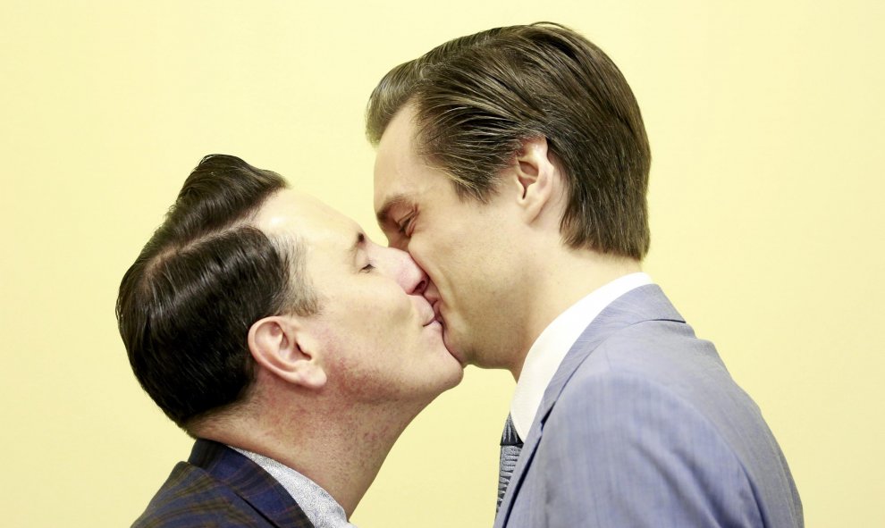 Richard Dowlin y Cormac Gollogly, de 35 años de edad, se besan después de darse el 'sí quiero', conviertiéndose así, en la primera pareja gay que contrae matrimonio en Irlanda. REUTERS/Cathal McNaughton