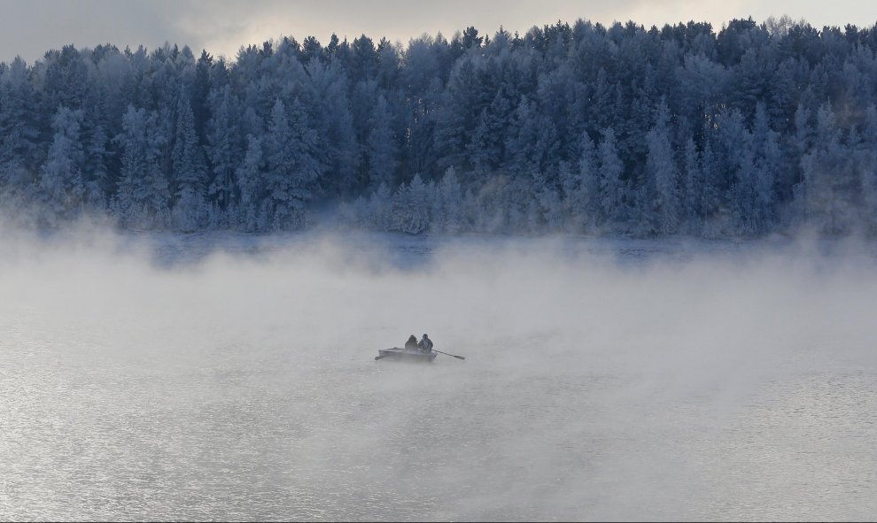 Dos hombres reman un barco a través de una niebla helada a lo largo del río Yenisei, a menos 20 bajo cero, en el distrito Taiga, fuera de la ciudad siberiana de Krasnoyarsk (Rusia). REUTERS/Ilya Naymushin
