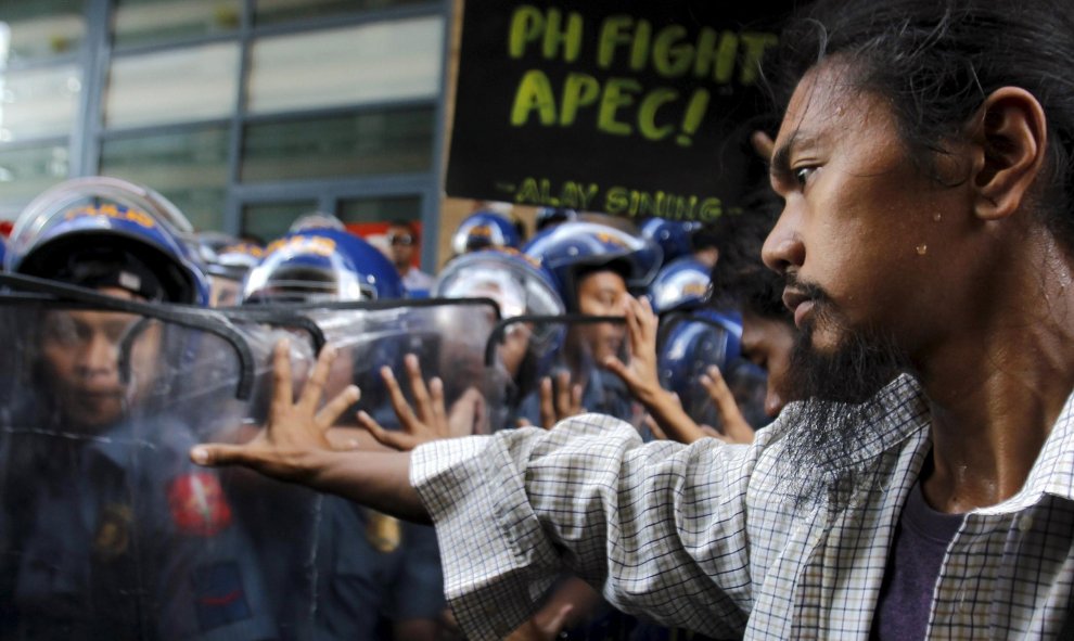 Jóvenes manifestantes chocan con la policía de Filipinas durante una manifestación cerca de la embajada y antes de la cumbre de Cooperación Económica Asia-Pacífico (APEC) en Manila. REUTERS/Cheryl Gagalac