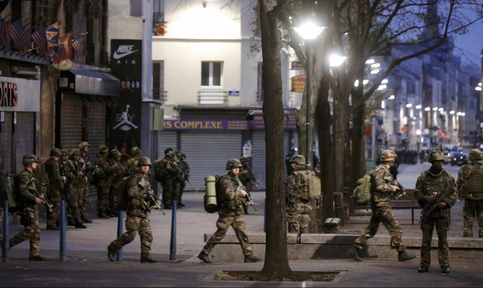 Unidades del Ejército francés se han desplegado en el centro de Saint Denis.- REUTERS.