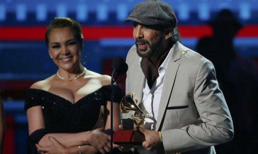 Juan Luis Guerra y su banda 4.40 evitaron el pleno de Natalia Lafourcade al arrebatarle el premio al álbum del año en la 16 edición de los Grammy Latino.- REUTERS.